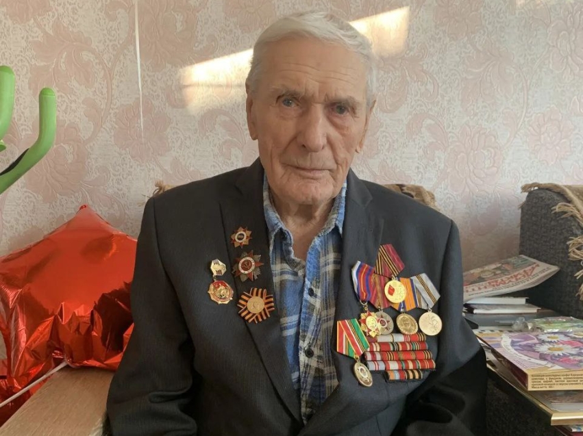 ​Специалисты центра «Берегиня» поздравили с вековым юбилеем участника Великой Отечественной войны